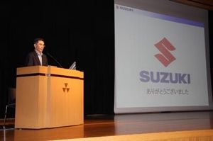 連載 大学キャンパス出張授業 経営トップが語るクルマの魅力 ７ スズキ 鈴木俊宏副社長 同志社大学 自動車メーカー 紙面記事