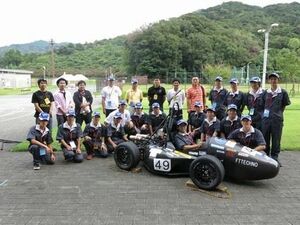 連載 第１４回全日本学生フォーミュラ大会 エントリーチーム紹介 １１ 愛知工業大学 カーナンバー２４ 九州工業大学 カーナンバー８ 企画 解説 紙面記事