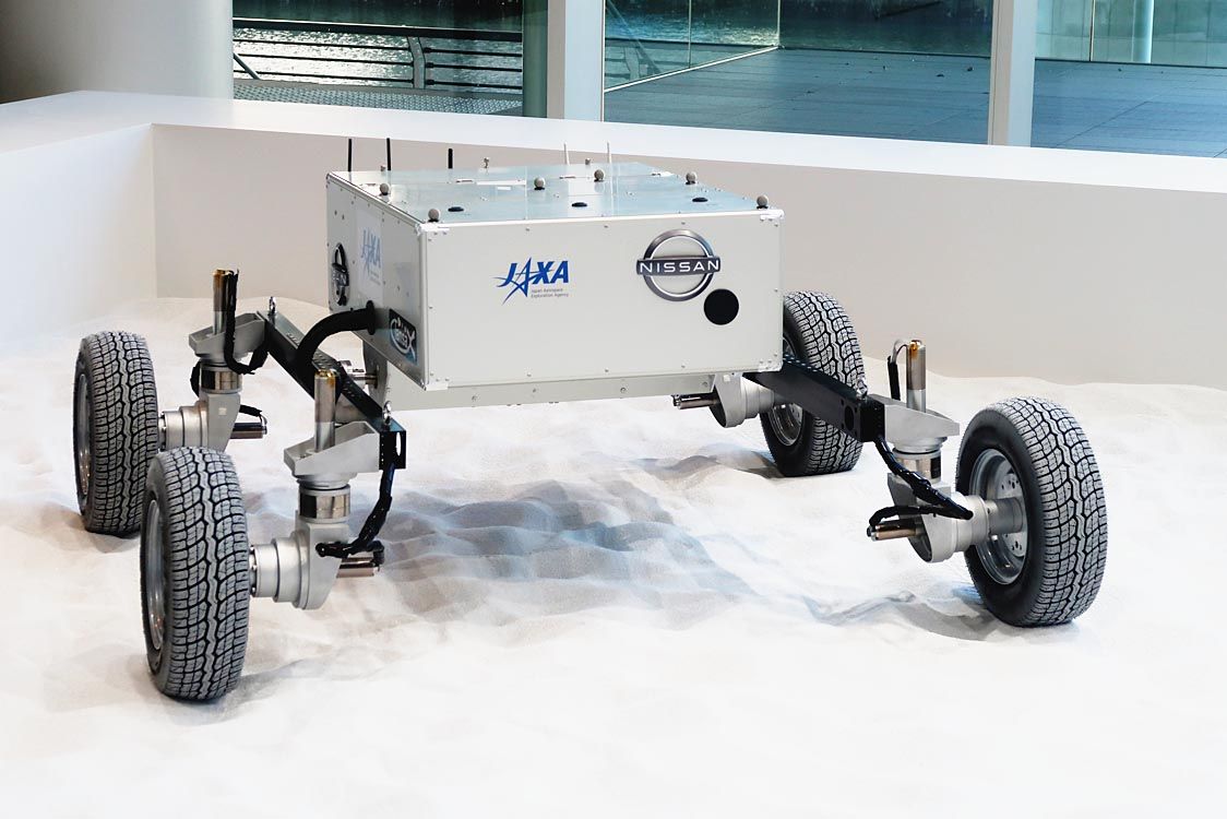 日産とJAXA、月面ローバー試作機を公開 砂地でもスタックしない
