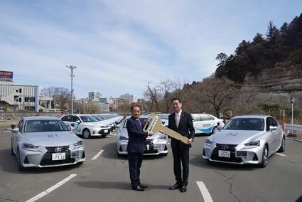 仙台トヨペット トヨタ教習車 １号車を花壇自動車学校に納車 東北 紙面記事