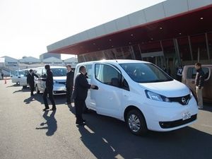 日産 全タク連 ユニバーサルデザインの普及促進へｎｖ２００バネットタクシー試乗会を開催 紙面記事