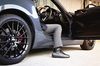 自動車メーカーが「靴」開発、マツダとミズノがタッグ 「人間中心」のまったく新しいドライビングシューズ