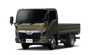 日産、新型小型トラック「アトラス」発表 2WD車を10/27から販売 いすゞ「エルフ」のOEM EVは未設定｜自動車メーカー｜紙面記事