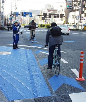 警視庁 自転車事故防止へ交差点改良 ナビライン 試行 自動車メーカー 紙面記事