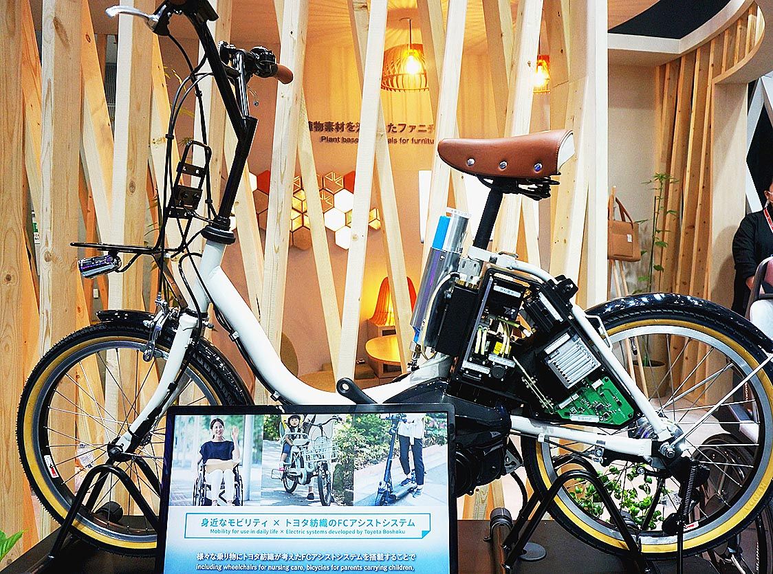 トヨタ紡織、燃料電池アシスト自転車を出展 持ち運び可能な小型低圧水素タンクを活用 2030年頃の実用化へ｜自動車部品・素材・サプライヤー｜紙面記事