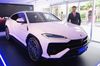 ランボルギーニ、PHVのSUV「ウルスSE」を日本初公開 価格は3150万円から