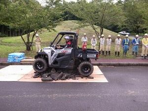 ホワイトハウス オフロード車が悪路 瓦礫でのデモ走行で実力披露 自動車メーカー 紙面記事 ホワイトハウス オフロード車が悪路 瓦礫でのデモ走行で実力披露 自動車メーカー 紙面記事