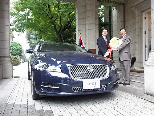 ジャガージャパン 英国大使館公用車の納車式を開催 紙面記事