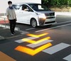 トヨタ、ウインカーに合わせて路面に光の矢印を照射 カローラクロスに採用