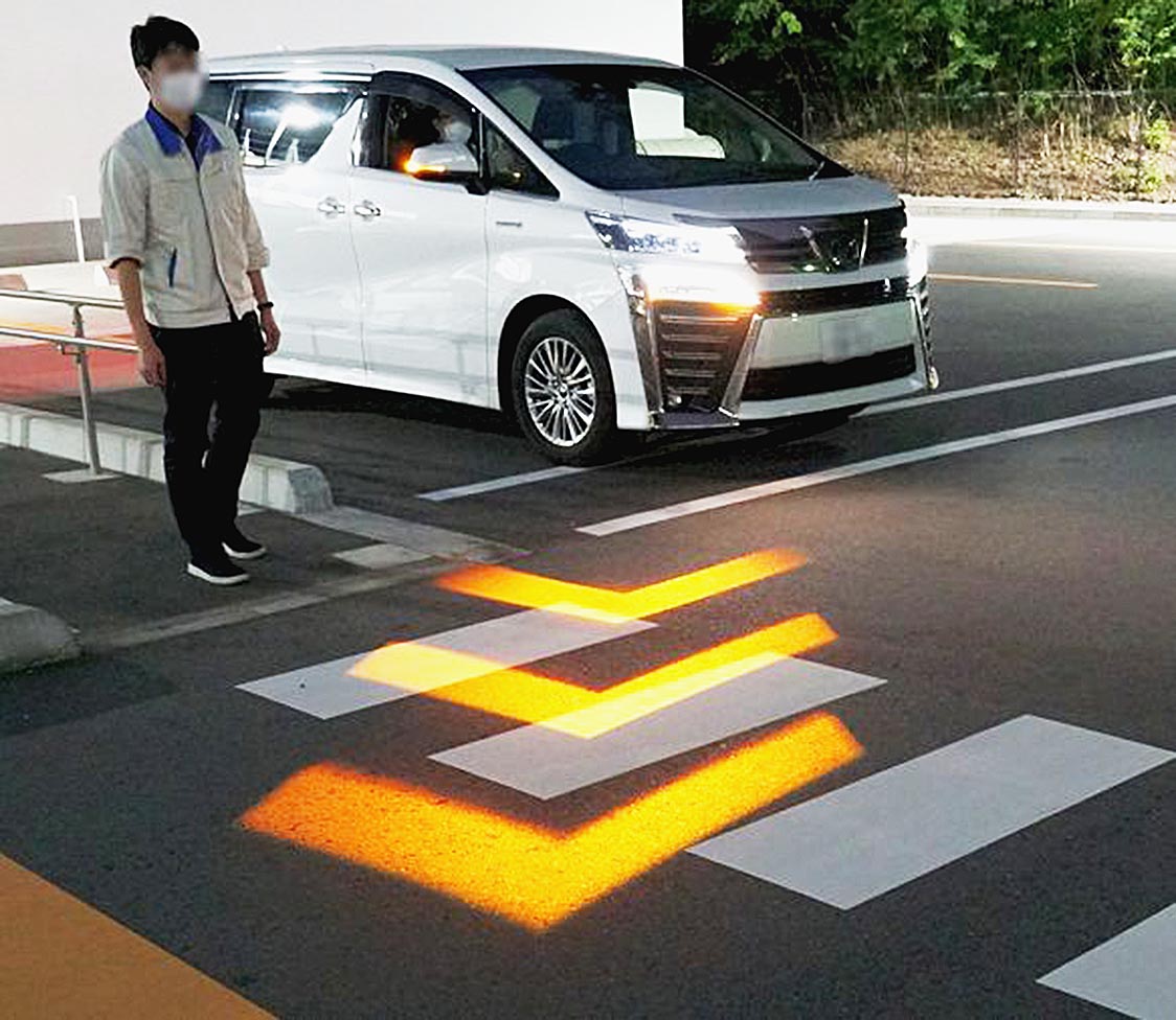 トヨタ、ウインカーに合わせて路面に光の矢印を照射　カローラクロスに採用｜自動車メーカー｜紙面記事