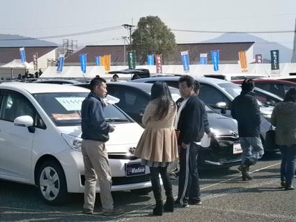 自販連熊本県支部 中古車フェアを開催し３３７台成約 来場３千人超す 九州 紙面記事