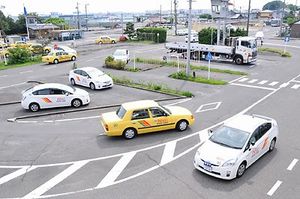 那加自動車学校 教習車にプリウス 中部圏 紙面記事