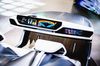 進化する車載ディスプレー、新たな付加価値「省電力」「安全機能」 大画面・多面化は当たり前
