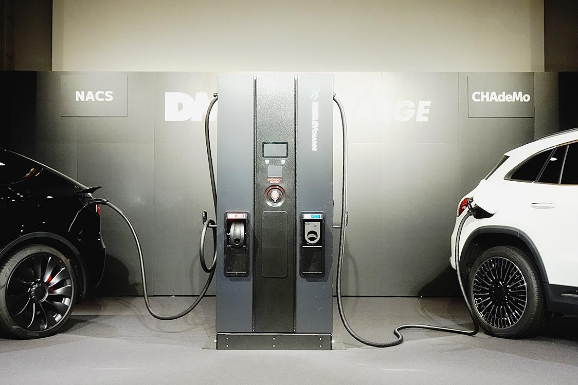 DMM、EV充電サービスに2つの規格に対応した急速充電器導入へ