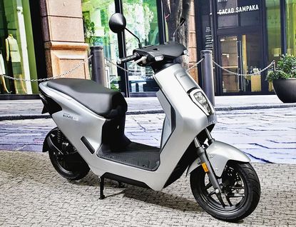 ホンダ、電動バイクを個人向けにも販売拡大 二輪スクーター「EM1e:」8