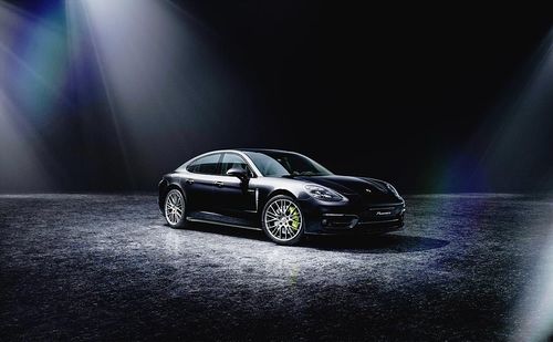 ポルシェジャパン パナメーラ の特別仕様車 プラチナエディション 受注開始 アナログ時計など内外装に専用装備 自動車流通 新車ディーラー 紙面記事