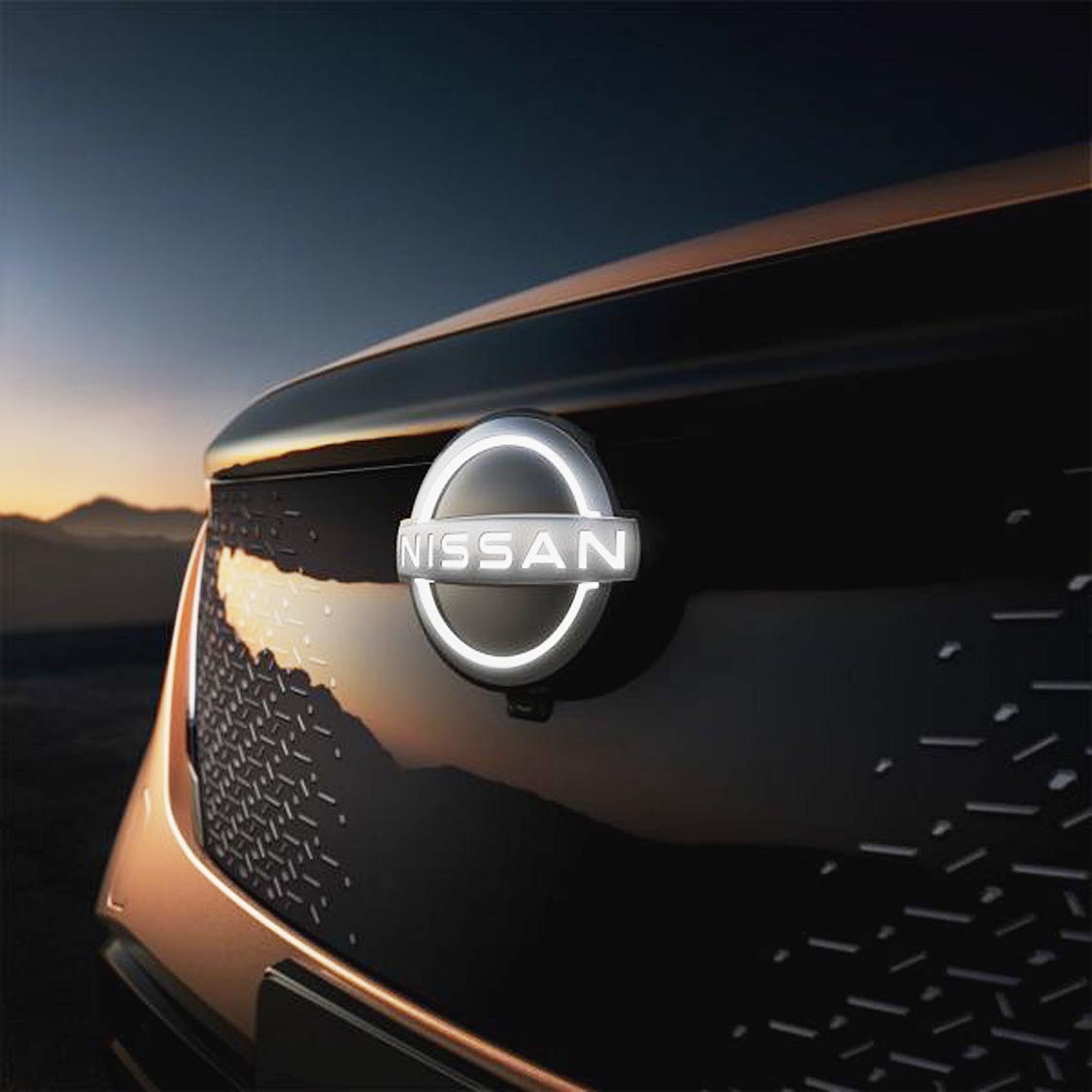 日産光るエンブレム