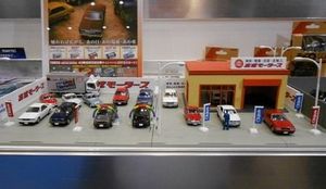 東京おもちゃショーに中古車展示場の模型 自動車メーカー 紙面記事