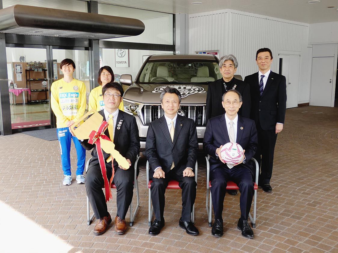 岡山トヨタ 吉備国際大charme岡山高梁にランクル貸与 女子サッカーチーム応援 中 四国 中 四国