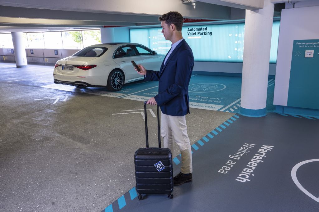 メルセデス ベンツとボッシュ シュトゥットガルト空港で自動バレーパーキングの実証実験 新型 sクラス 使用 モビリティ 紙面記事